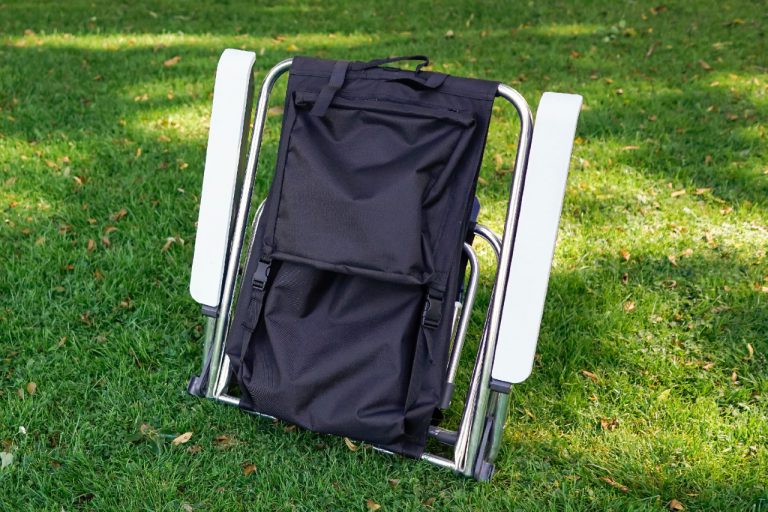ihopfällbar stol med ryggsäck